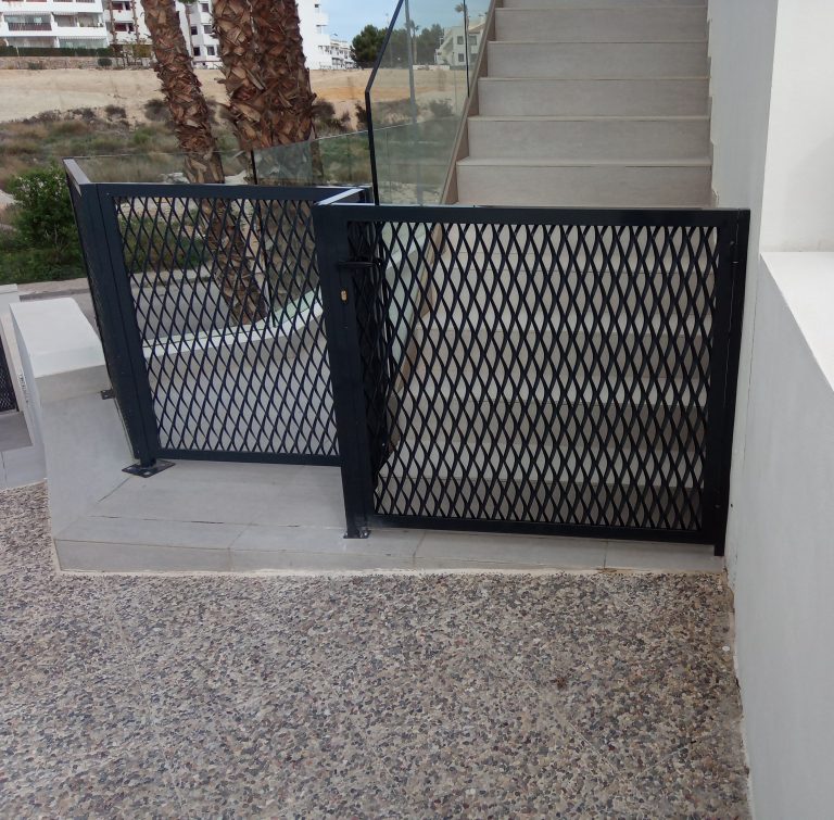 Puerta de acceso a escalera a vivienda.