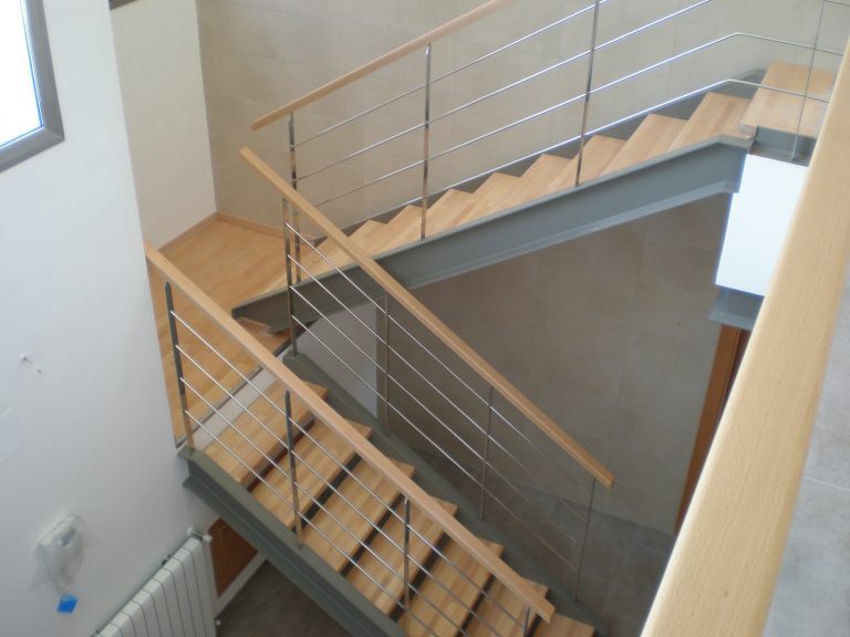 Conjunto de escalera metálica y barandillas de acero inoxidable.