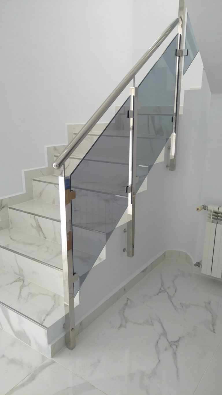 Barandilla con pasamanos