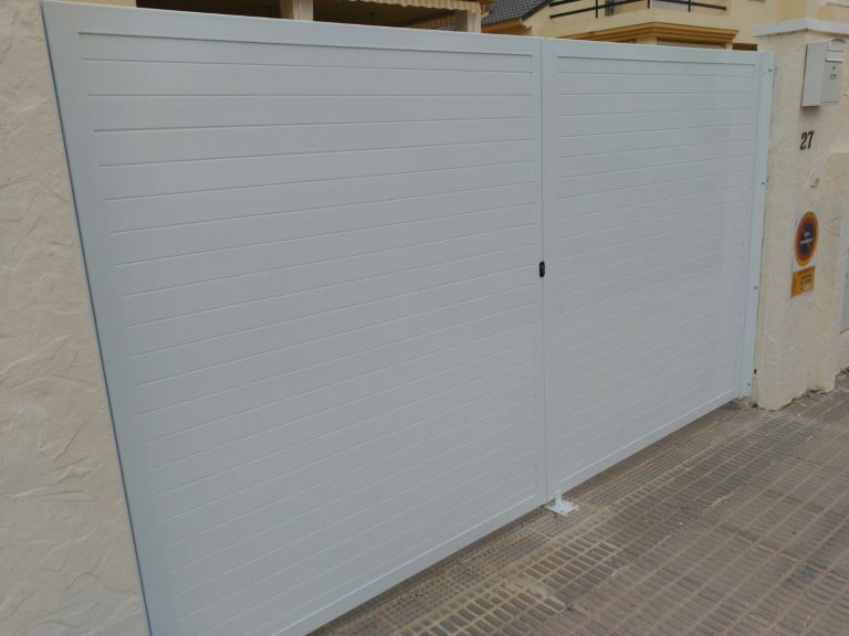 Puerta abatible de 2 hojas, de acceso a garaje.