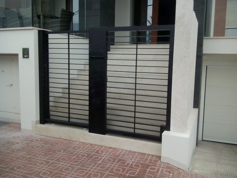 Puerta cancela, para acceso a vivienda.