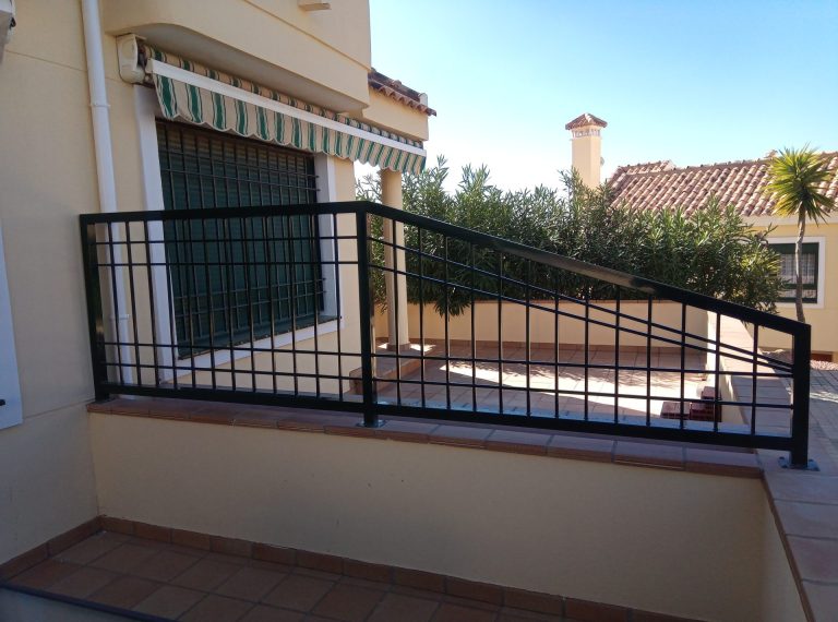 Valla divisoria entre bungalós.