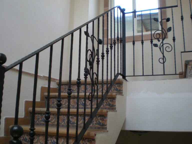 Barandilla de forja, para escalera interior.