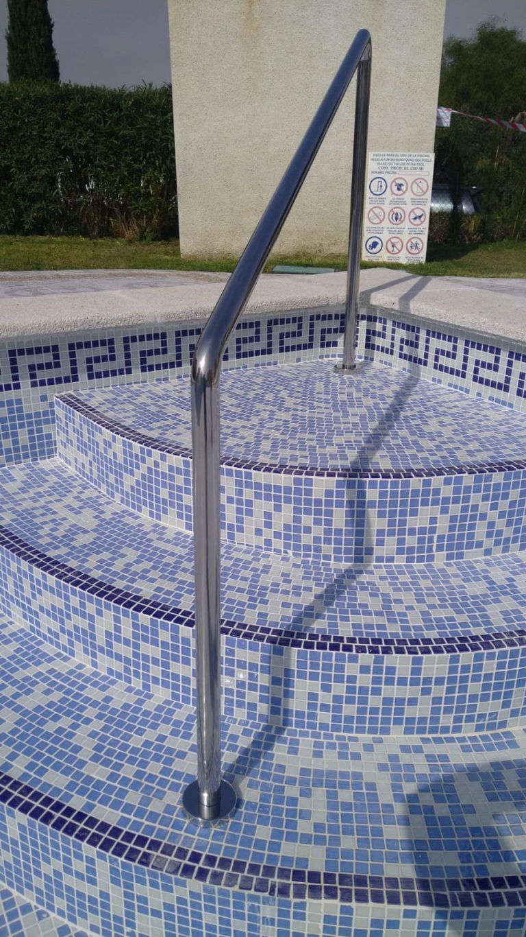 Pasamanos a medida para escalera de piscina.